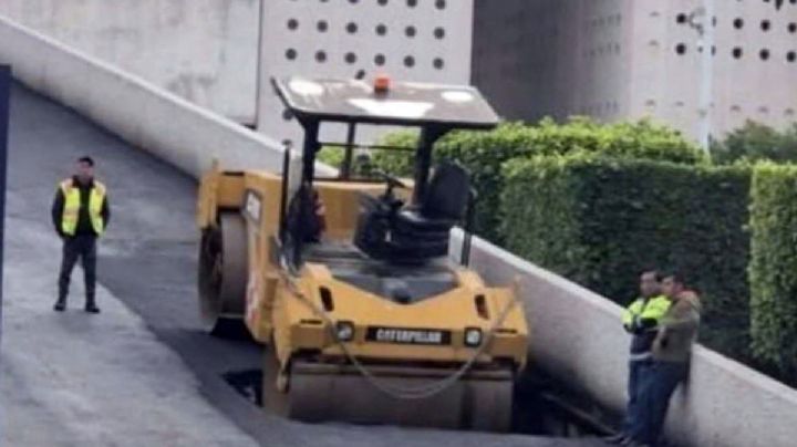 Máquina de pavimentación cae en socavón durante obras en acceso a la Terminal 2 del AICM