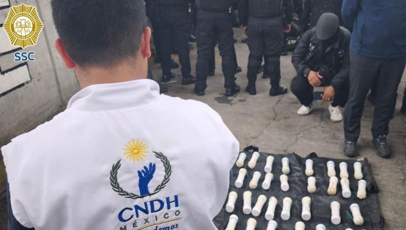 Policías interceptan autobuses de Ayotzinapa y aseguran 59 artefactos explosivos