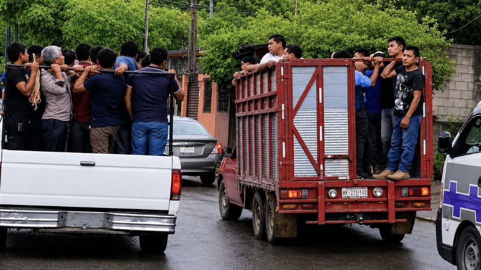 La protesta mantiene bajo resguardo a siete empleados mientras los inconformes amagan con cerrar la carretera Álamo-Tamazunchale.