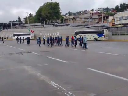Encapuchados toman caseta en la México-Cuernavaca y permiten paso libre