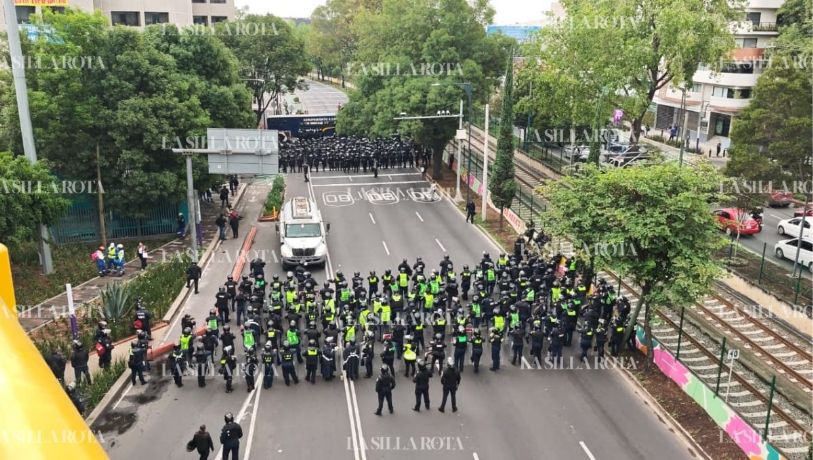 CNTE marcha sobre Tlalpan hacia Estadio Azteca; policía los frena con dovelas de concreto