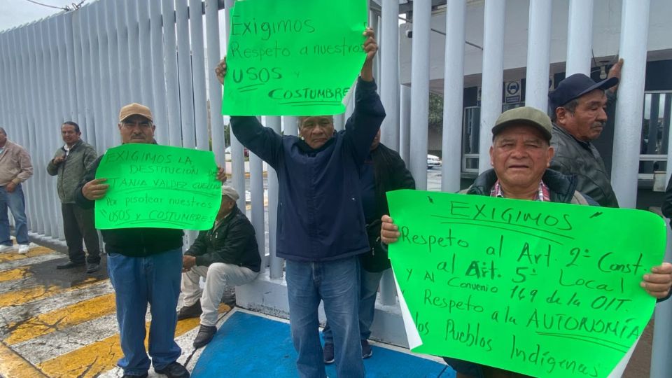Los manifestantes se mantienen en el Congreso en espera de diálogo con legisladores tras rechazar el reconocimiento institucional hacia el delegado designado por la administración municipal.