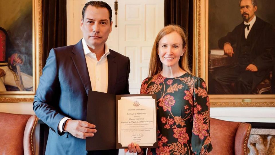 La cónsul general de los Estados Unidos, Sarah Duffy, entregó un reconocimiento al alcalde Mauricio Trejo por la colaboración permanente que mantiene él y su Gobierno Municipal con la representación diplomática y consular estadounidense.