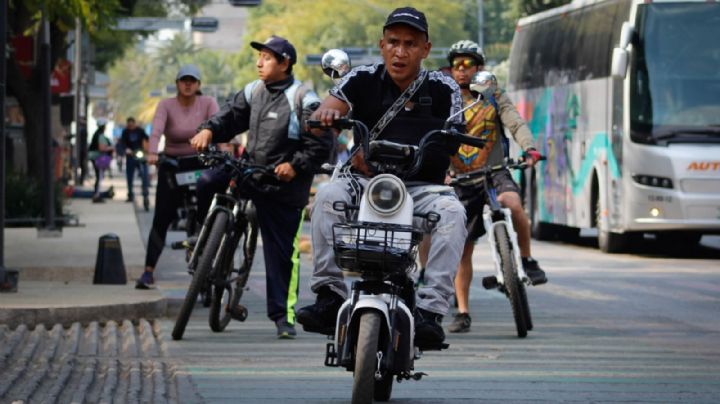 Scooters y bicicletas eléctricas deben emplacarse a partir de hoy en CDMX: requisitos y multas
