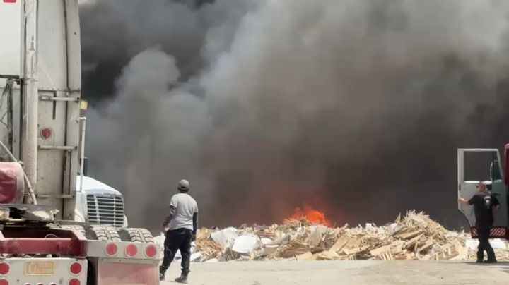 Incendio de recicladora provoca contingencia ambiental en Juárez; exigen sanciones
