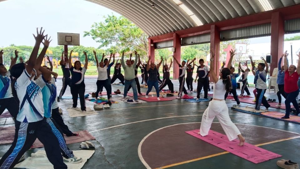 Realizan jornada de yoga para promover la salud mental en Coatzacoalcos