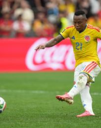 Foto descriptiva de: Amenazan a Campaz, el futbolista no pudo volver a Colombia tras fallas en el Mundial