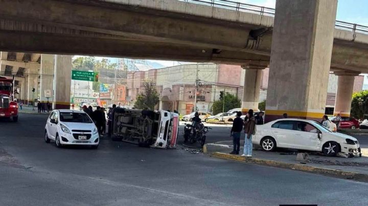 Vuelca combi tras choque en la 11 de Julio, Mineral de la Reforma