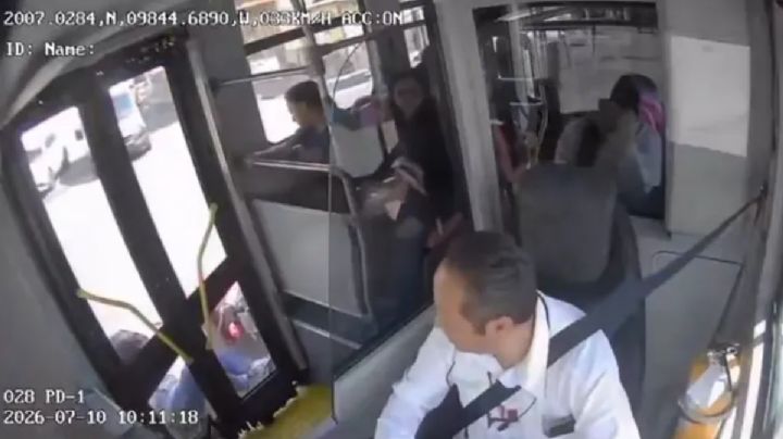 Tuzobús choca contra motociclista en avenida Juárez; se registran daños materiales | VIDEO