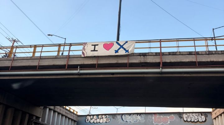 Aparecen estas mantas en puentes de León; ¿Qué significa?