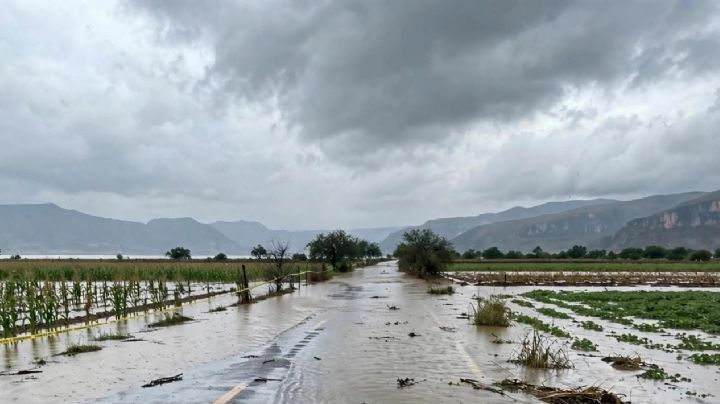 Lluvias y laguna de Metztitlán “devoran” carretera en Hidalgo; no hay paso hasta nuevo aviso