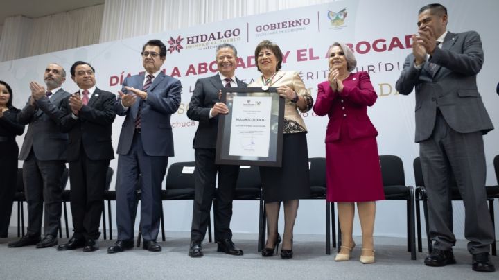 Menchaca entrega la Presea al Mérito Jurídico 2026 a Alicia Araceli García