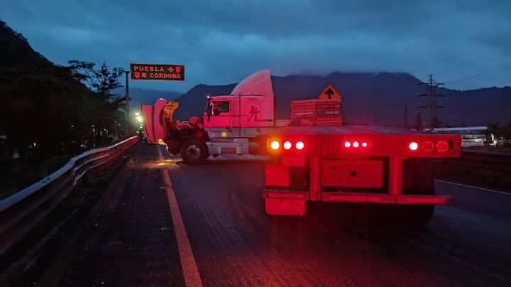 Choque entre tráiler y camioneta en la autopista Orizaba-Puebla; esto sabemos