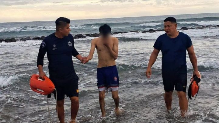 Rescatan a 2 jóvenes de ahogarse en playa de Chachalacas, hoy 12 de julio