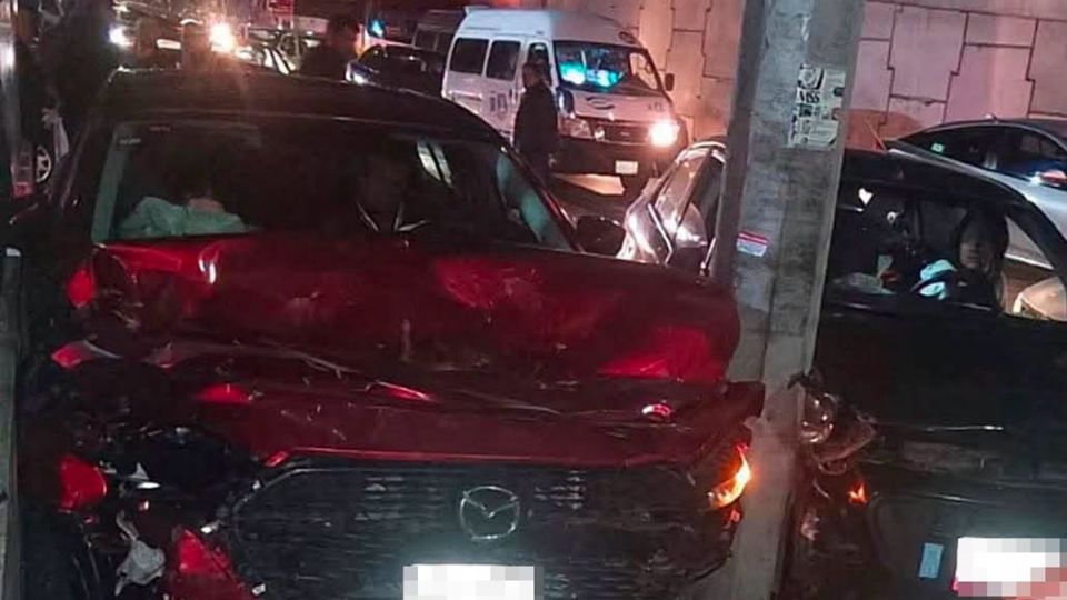 Una camioneta chocó unos vehículos que estaban estacionados al lado de la México-Pachuca