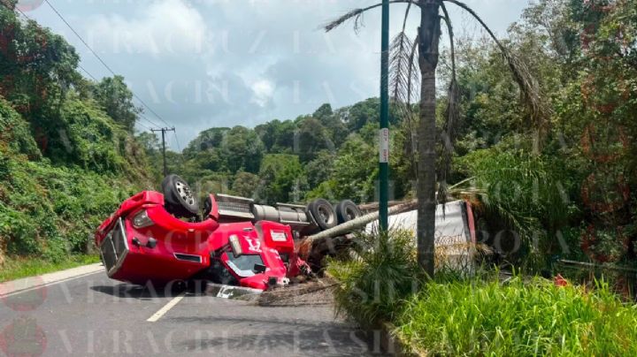 Tras casi 20 horas, continúa cerrado carril de Coatepec a Xalapa por volcadura de tráiler hoy 14 de julio