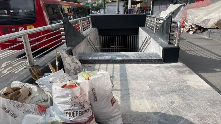 Entrada a estación Bellas Artes de Línea 8, cerrada y con basura acumulada sobre Eje Central