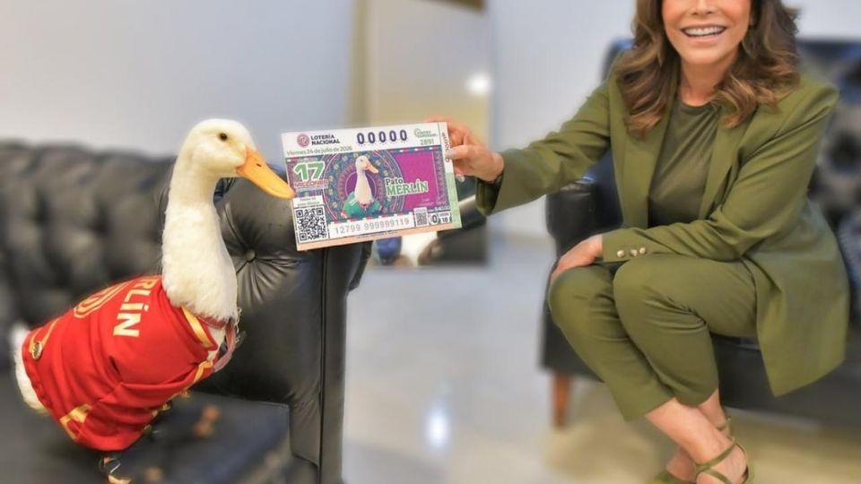 La familia de cuidadores del pato que se volvió viral durante el Mundial acudió a la presentación del billete.