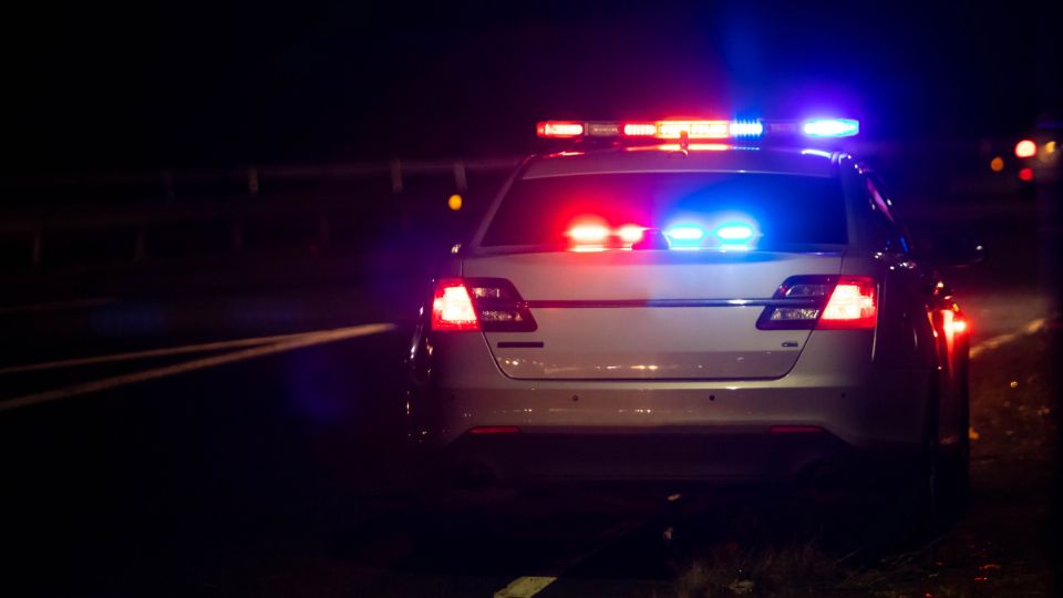 El percance ocurrió durante la madrugada de este domingo en el cruce del bulevar Javier Hernández y la calle Aquiles Serdán, mientras que el conductor falleció, tres involucrados requirieron su traslado urgente al Hospital Integral Cinta Larga.