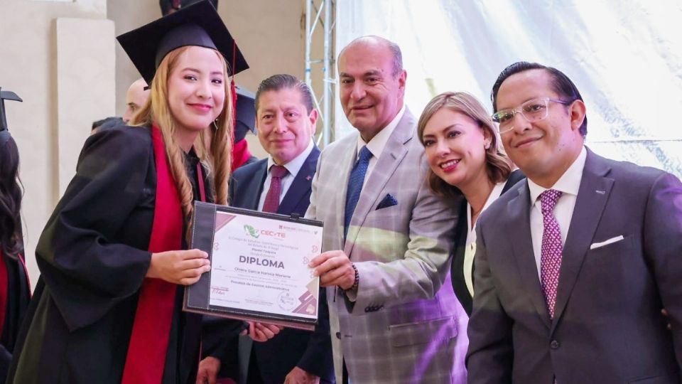 Más de 25 estudiantes de nivel superior se graduaron en este ciclo escolar