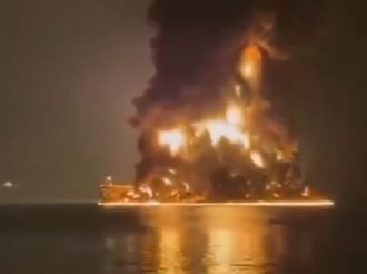 Explotan dos petroleros en Ormuz; EU niega la versión de Irán