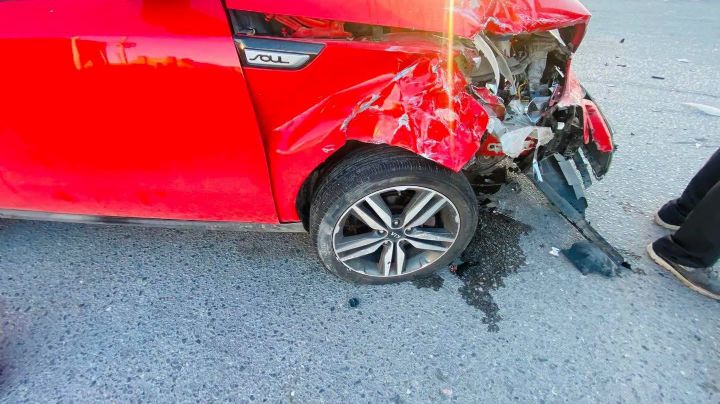 Accidente en la Tlaxcoapan-Atitalaquia deja pollos esparcidos sobre la carretera