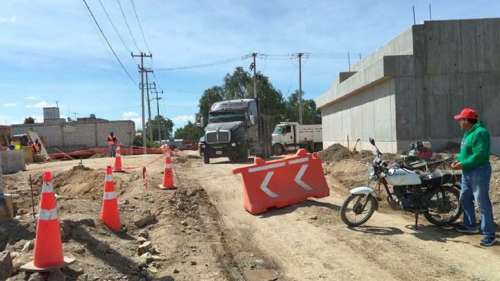 Bloquean obras del tren México-Pachuca en la Reforma; vecinos impiden paso de camiones