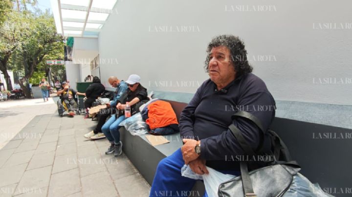 Noches de lluvia y esperanza: la vida de quienes esperan afuera del Hospital de Xoco