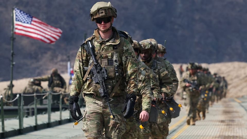 Los militares entrarán junto a su armamento