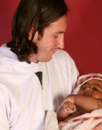 Foto descriptiva de: La foto que nadie imaginó: Messi y el bebé que podría ganarle un mundial