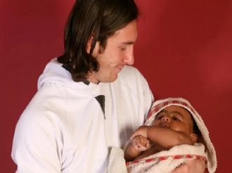 La foto que nadie imaginó: Messi y el bebé que podría ganarle un mundial