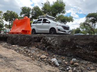 Zanja abierta para obras de drenaje en Fray Servando se "traga" autos