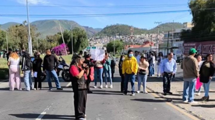 Padres de familia bloquean la carretera Pachuca-Tulancingo, esto es lo que exigen