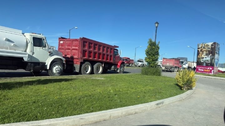 Transportistas realizan paro por presunto adeudo; constructora denuncia intento de extorsión
