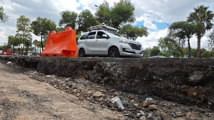 Zanja abierta para obras de drenaje en Fray Servando se "traga" autos