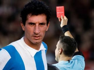 El jugador que cambió el futbol para siempre: la historia detrás de la creación de las tarjetas