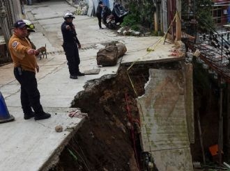 En imágenes, así se desgajó una calle en la Magdalena Contreras, CDMX
