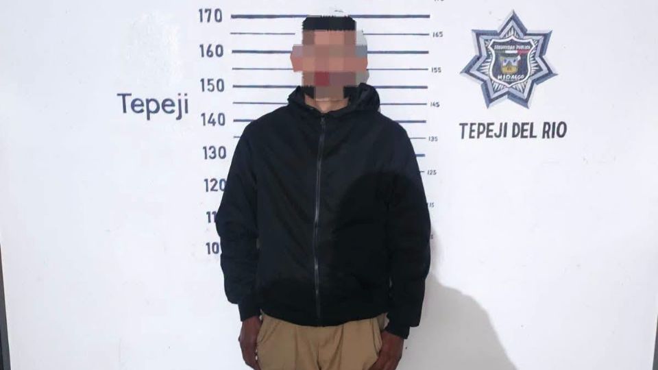 Mientras se realizó el protocolo de inspección y sanciones correspondientes tras faltar al reglamento de tránsito y vialidad, elementos de seguridad ubicaron un arma de fuego resguardada entre la ropa del motociclista.