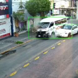 Choque entre combi de transporte y un auto particular deja 4 lesionados en Avenida Revolución