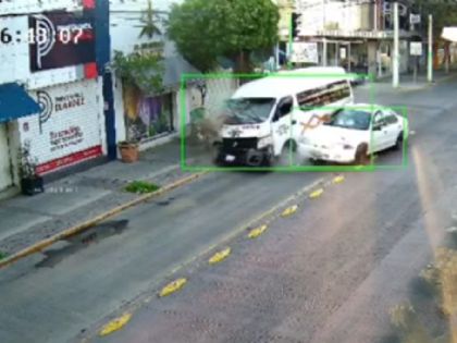 Choque entre combi y un auto  deja 4 lesionados en Avenida Revolución
