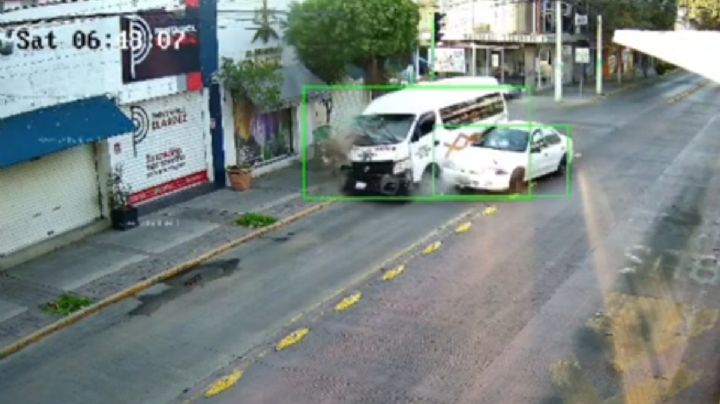 Choque entre combi de transporte y un auto particular deja 4 lesionados en Avenida Revolución