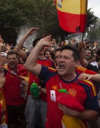 Foto descriptiva de: Aficionados celebran el título de España en la fuente de Cibeles de la CDMX