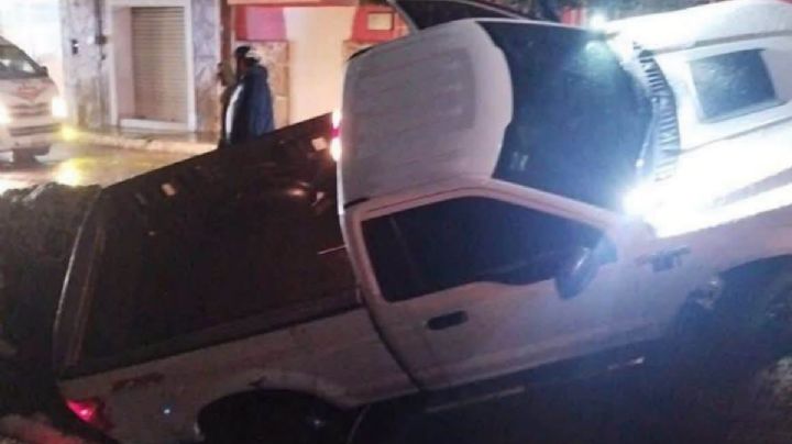 Fuga de agua provoca socavón; vehículo queda atrapado en la colonia Morelos