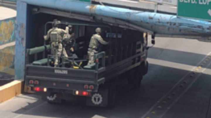 Por allí los mandó el GPS: camión con convoy de militares se queda atorado en puente del Malecón
