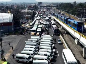 Transportistas del Edomex bloquean la autopista México-Puebla; exigen mayor seguridad