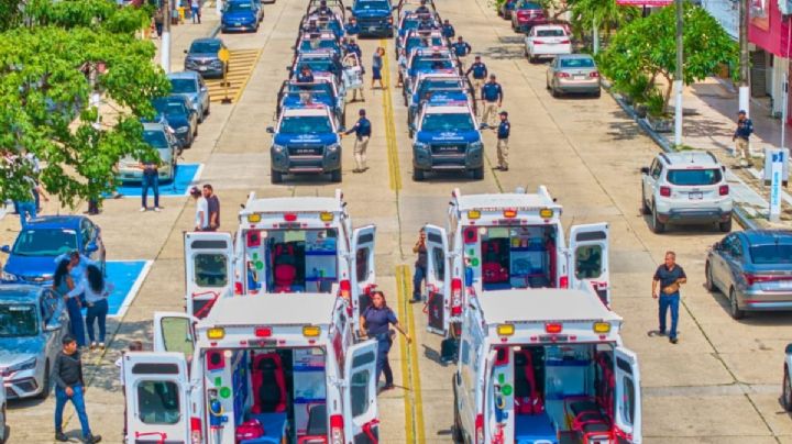 Alcalde entrega 10 patrullas y 4 ambulancias nuevas para Coatzacoalcos