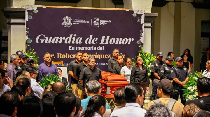 Con guardia de honor despiden a Roberto Enríquez, exalcalde de San Andrés Tuxtla