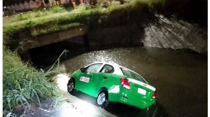 Taxi vuelca y cae al río Guanajuato en La Floresta; rescatan a cuatro personas