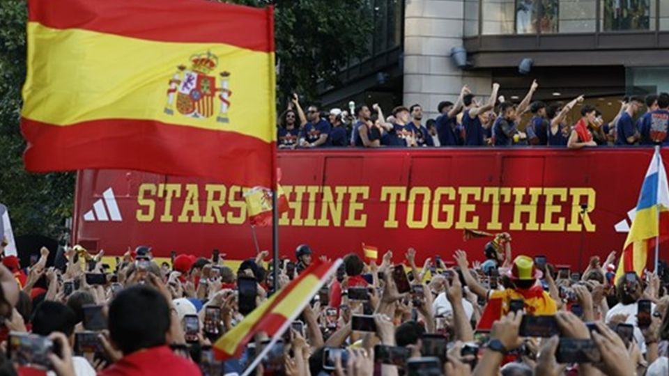 Festejos en España al recibir a la 'Furia Roja'