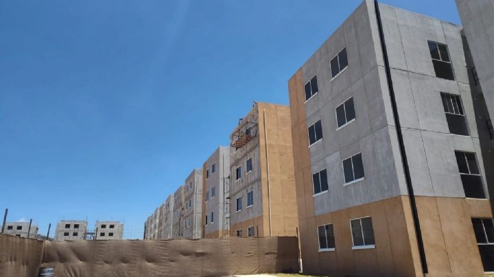 Con filas de hasta cinco horas, Infonavit entrega contratos de departamentos en Zempoala